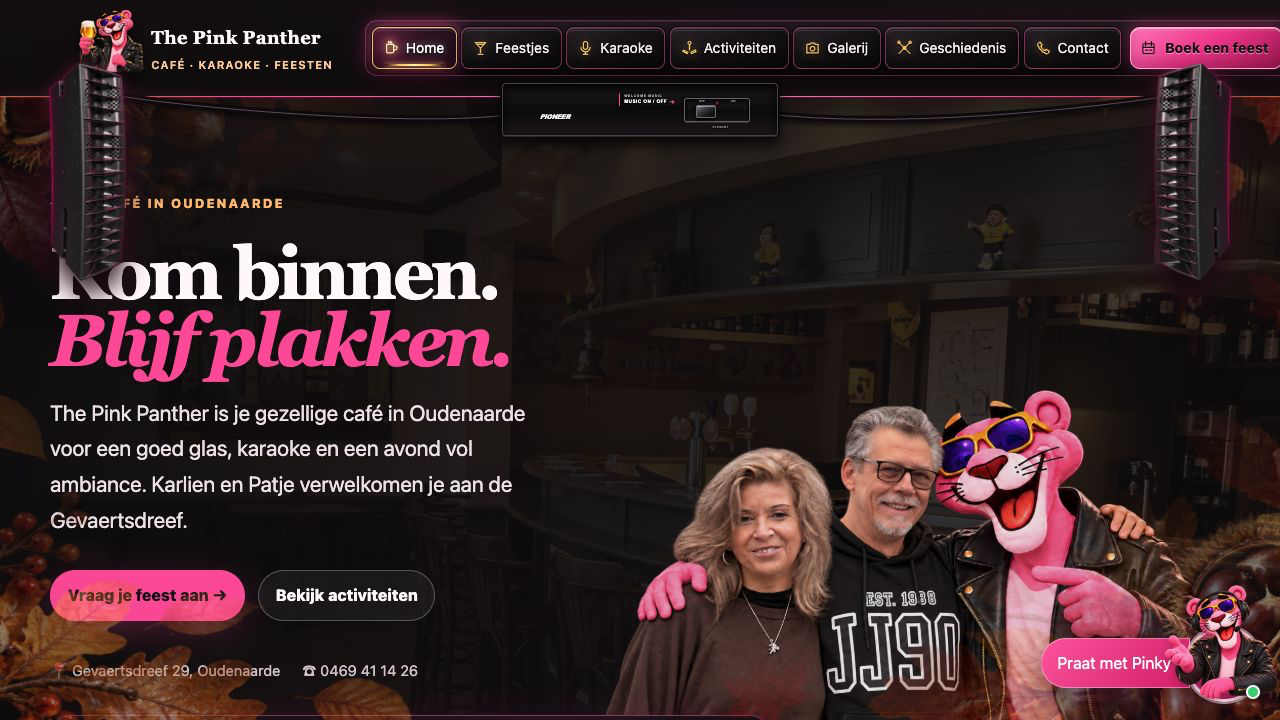De echte Pink Panther-homepage met de roze titel Kom binnen. Blijf plakken. en de café-uitbaters naast de Pink Panther